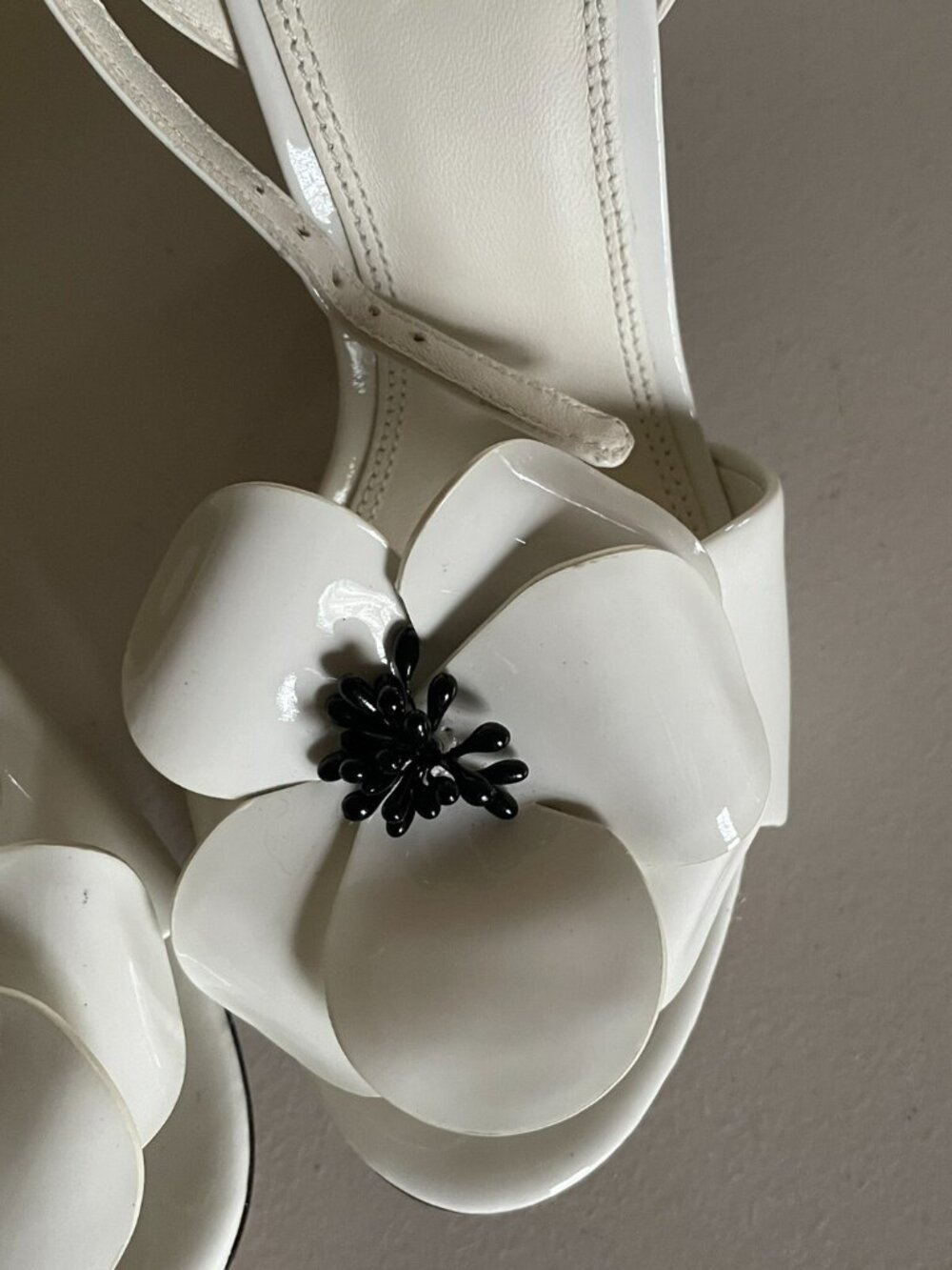 TORY BURCH PATENT LEATHER FLOWER HEELED SANDALS ANKLE STRAP - Picture 2 of 8